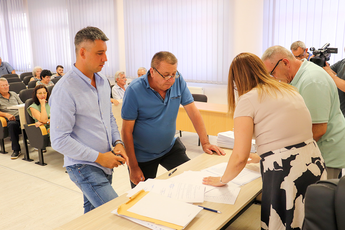 Уручење тројних уговора на основу програма суфинансирања мера енергетске санације породичних кућа и станова