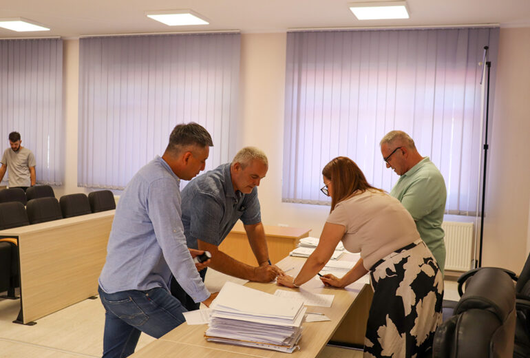 Уручење тројних уговора на основу програма суфинансирања мера енергетске санације породичних кућа и станова