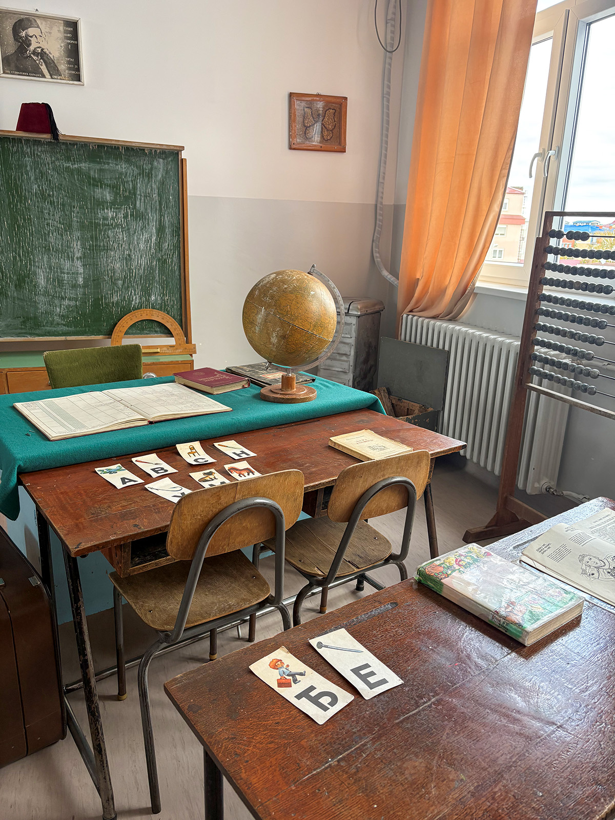 Стална музејска поставка Школа кроз време у ОШ Вук Караџић Кладово