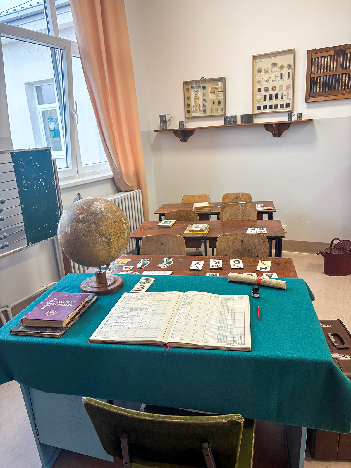 Стална музејска поставка Школа кроз време у ОШ Вук Караџић Кладово