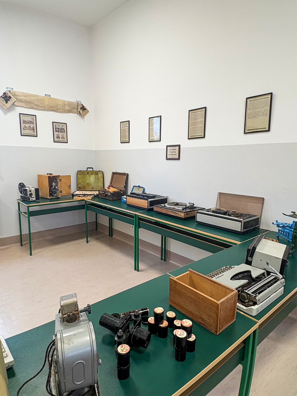 Стална музејска поставка Школа кроз време у ОШ Вук Караџић Кладово