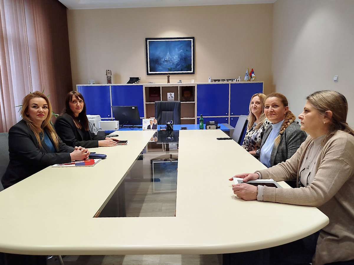 Комесарка за избеглице и миграције Републике Србије уручила пакетe хране