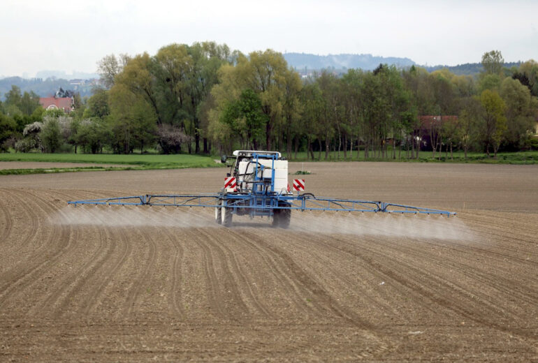 трактор прска пестицидима