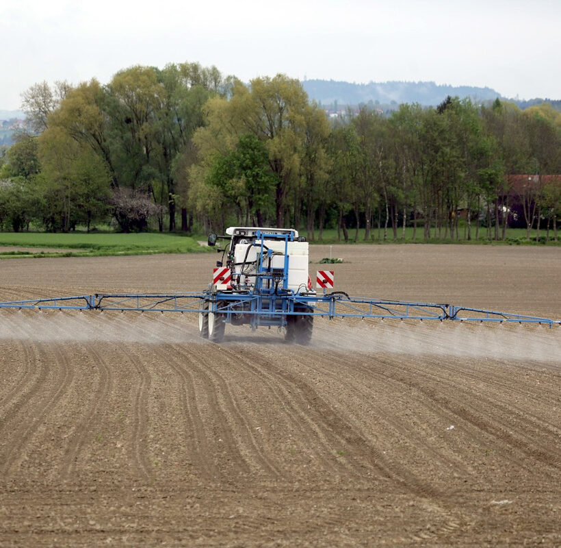 трактор прска пестицидима