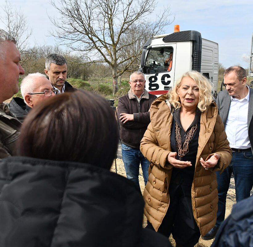 Министарка грађевинарства обишла са председником општине Кладоворадове на рехабилитацији пута