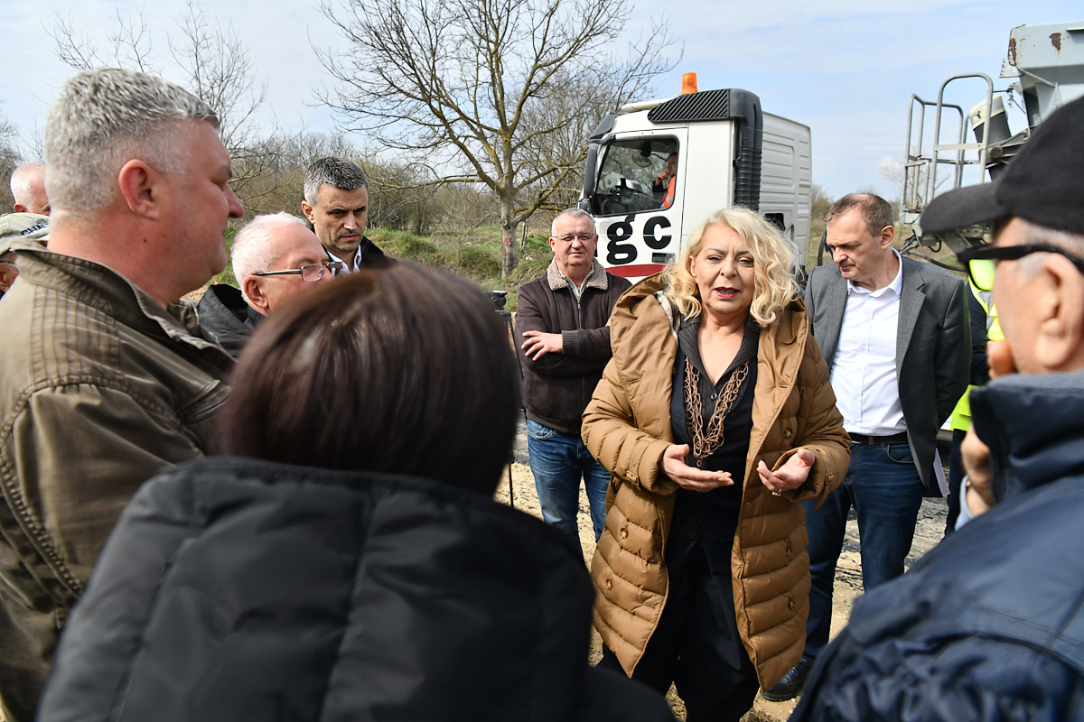 Министарка грађевинарства обишла са председником општине Кладоворадове на рехабилитацији пута