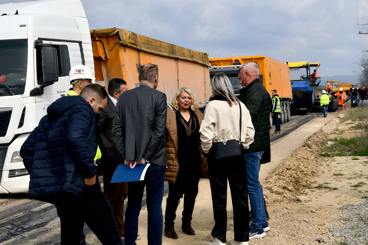 Министарка грађевинарства обишла са председником општине Кладоворадове на рехабилитацији пута